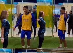 Enlace a Bellingham enseñándole el Belligol a una fan