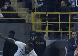 Enlace a Que loco Rudiger como tiene barra libre para agredir