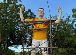 Enlace a Revelan la nueva estatua de Falcao en su ciudad natal. Dos gotas de agua