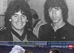 Enlace a El mágico Gonzáles con dos fans.