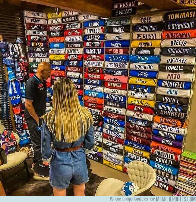 1201129 - La colección de camisetas de Luciano Spalletti es una absoluta animalada.