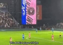 Enlace a Mientras un jugador del Al Hilal celebraba haciendo el Siuu de Cristiano, Messi saludaba a unos fans que coreaban su nombre