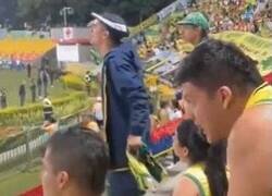 Enlace a Este hincha del Bucaramanga 'narra' a su amigo ciego el juego de su equipo con ayuda del tacto