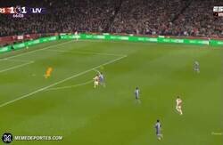 Enlace a Vaya blooper de Van Dijk y Alisson. Solo en la mejor liga del mundo