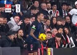 Enlace a Agresión a Ocampos metiéndole un dedo por el culo. Estas cosas en la Premier no se verían