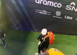 Enlace a El feo gesto de Cristiano con una camiseta rival. Me muero por ver como defienden esta guarrada.