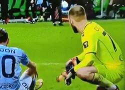 Enlace a En Polonia casi muere esté portero tras esta agresión desde las gradas