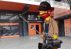 Enlace a Los de Netflix fuera del estadio escuchando a la gente