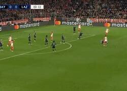 Enlace a Dicen que el árbitro del Bayern-Lazio defiende mejor que Oriol Romeu