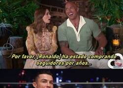 Enlace a Dwayne Johnson sugiere que Cristiano paga por sus seguidores en Instagram.