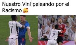 Enlace a Vinicius siempre está en la lucha... literalmente.