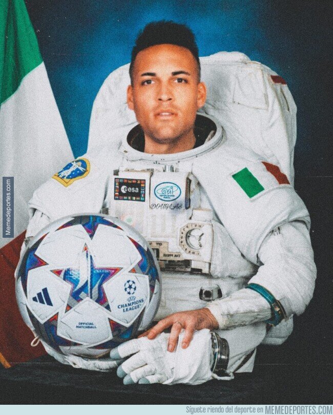 1202535 - Lautaro y su balón espacial