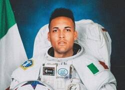Enlace a Lautaro y su balón espacial
