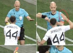 Enlace a Cafarguliyev iba a agradecer al árbitro por quitarle la amarilla... para cambiársela por roja.