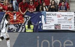 Enlace a Este cartel en el Sardar explicándole todo a Vinicius. Lástima que no lo entienda.