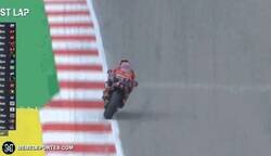 Enlace a ¿Qué hace Mourinho ondeando la bandera de llegada en el Moto GP?