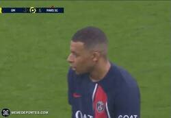 Enlace a El gestito de desapruebo de Mbappé tras ser sustituido a la hora del partido