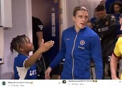 Enlace a Conor Gallager es acusado de 'racismo' por pasar por alto el saludo de este niño