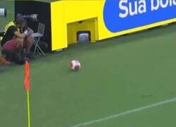 Enlace a En Brasil la pelota la recoge un aviso de Mercado Libre. Genios del Marketing.