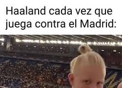 Enlace a Su primo pequeño juega por él