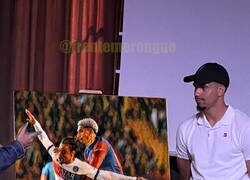 Enlace a Ronald Araújo viendo la pintura en su honor titulada 
