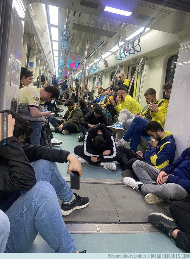 1203648 - La tristeza colectiva de este vagón transportando a fans del Fenerbahce