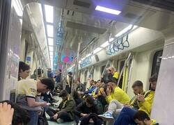 Enlace a La tristeza colectiva de este vagón transportando a fans del Fenerbahce