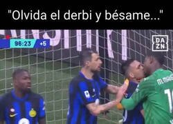 Enlace a Sabía que los Milan-Inter eran apasionados pero no esperaba esto...