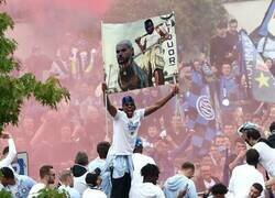 Enlace a Mucho ojo a este cartel de Dumfries 'domando' a Theo Hernández en la celebración del título del Inter