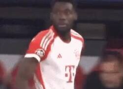 Enlace a Davies casi sale al campo con la camiseta equivocada.