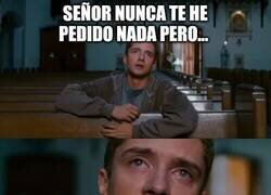 Enlace a Algunos rezando en la previa