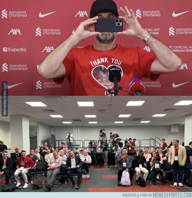 1205059 - Antes de irse Klopp tomó una foto de la última rueda de prensa con Liverpool. Que majo