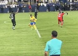 Enlace a Este berrinche de Cristiano pidiendo falta del portero es material de comedia pura