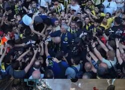Enlace a Mourinho, aclamado en su llegada al Fenerbahce