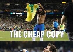 Enlace a Ronaldinho fue el primero. Pero nadie la repetía hasta que lo hizo Messi