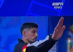 Enlace a Te quedó raro el saludo, Kai