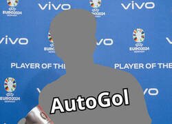 Enlace a El mejor jugador de la Euro recogiendo su premio