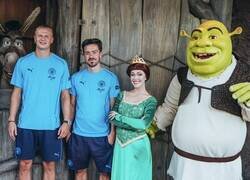 Enlace a Sin complejos. Vean como Rooney se saca foto con jugadores del city