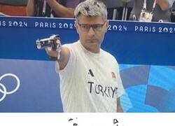 Enlace a Yusuf Dikeç. El hombre que se ganó internet por su manera tan natural de ganar medallas de plata