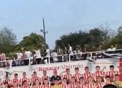 Enlace a Campeones de Paraguay enganchan trofeo en cables eléctricos cuando celebraban en la rua