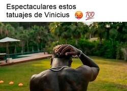 Enlace a Vinicius presume sus tatuajes