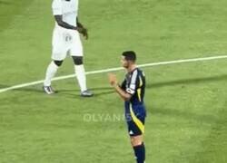 Enlace a Cristiano haciendo gestos a sus compañeros de que se han 