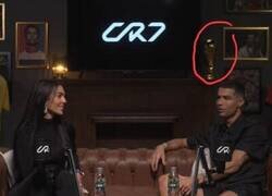 Enlace a Cristiano presume su trofeo de la Copia del mundo en su nuevo podcast