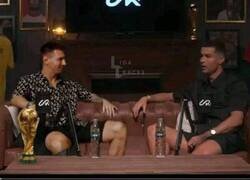 Enlace a Cristiano despega su carrera de youtuber entrevistando a Messi