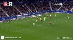 Enlace a Bretones agarrando los dedos de Lamine con su camiseta