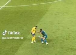 Enlace a Internet está flipando con este regate fallido de CR7 que fue cobrado como falta