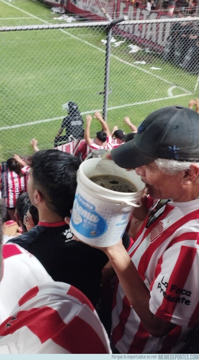 1211250 - No admiten bebidas en el estadio pero sí botes de pintura
