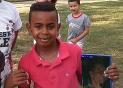 Enlace a Yamal posa con la postal del partido