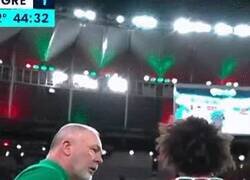 Enlace a Marcelo se rehúsa a recibir charla técnica antes de entrar y el entrenador deshace la sustitución