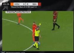 Enlace a Héctor Herrera es expulsado en la MLS por escupir al árbitro